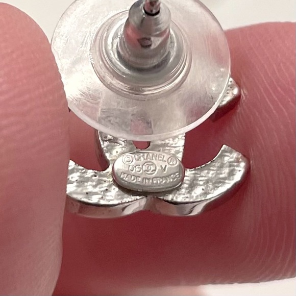 💥SOLD💥 CHANEL Classic Crystal CC Logo Earrings - Picture 8 of 8